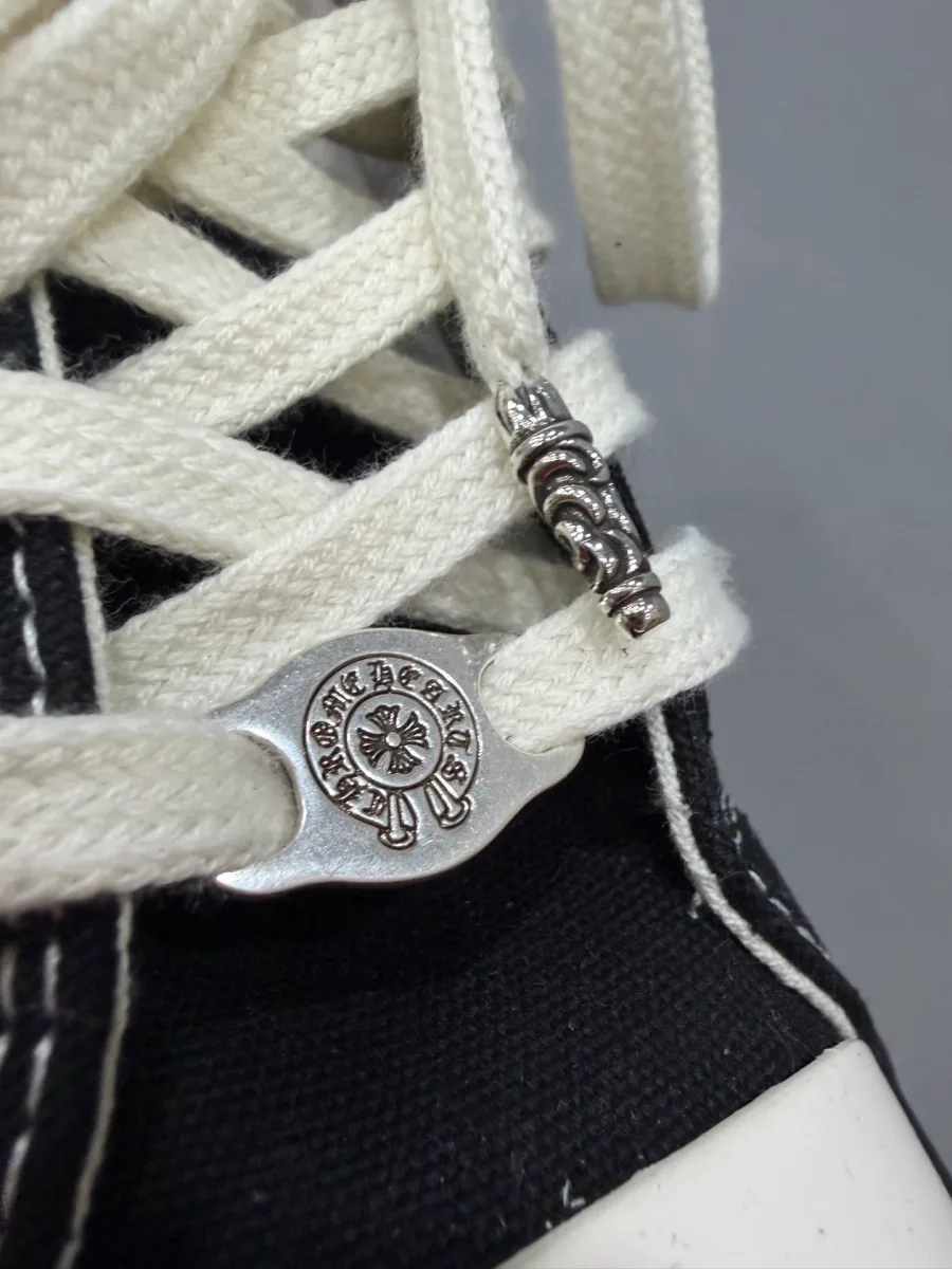 Деталь шнуровки кед Chrome Hearts x Converse с серебряной фурнитурой
