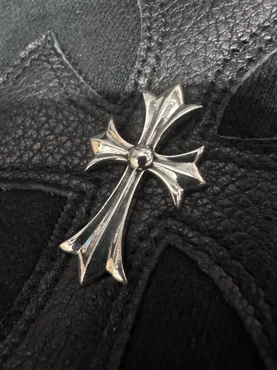 Кожаная нашивка в виде креста с серебряной деталью на рукаве худи Chrome Hearts