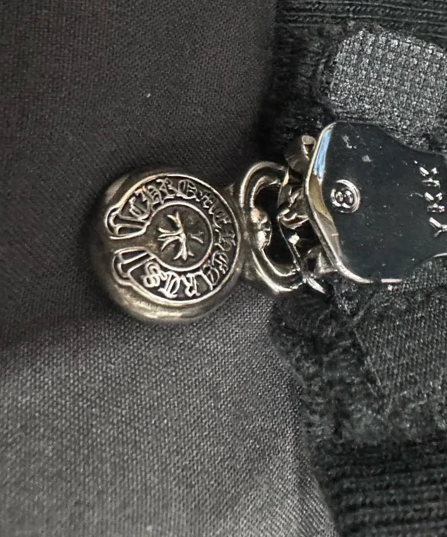 Деталь застежки-молнии худи Chrome Hearts