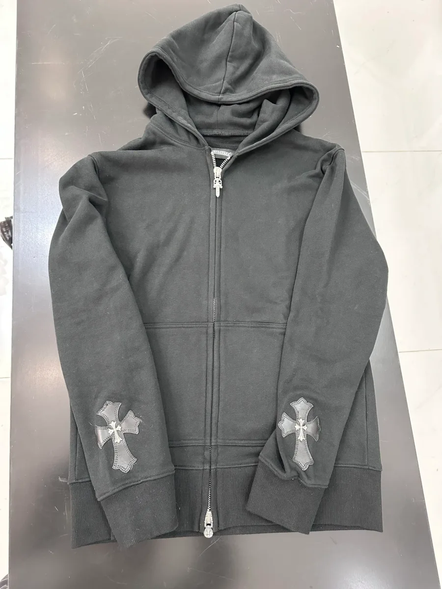 Худи Chrome Hearts на молнии, вид спереди на столе