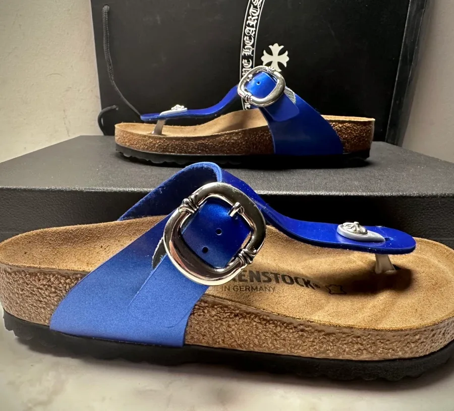 Синие сандалии Chrome Hearts x Birkenstock Gizeh, вид сбоку