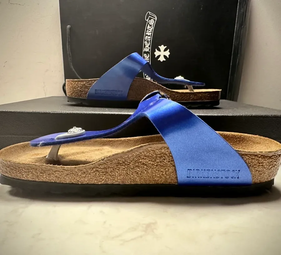 Синие сандалии Chrome Hearts x Birkenstock Gizeh, вид сбоку с внутренней стороны