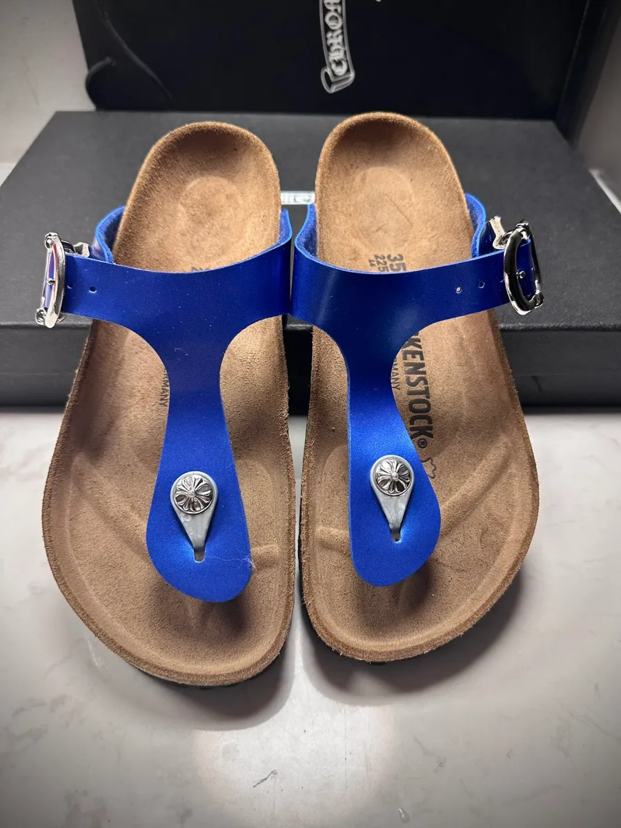 Пара синих сандалий Chrome Hearts x Birkenstock Gizeh, вид сверху