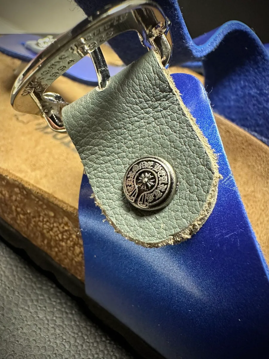 Деталь регулируемой пряжки Chrome Hearts x Birkenstock Gizeh с фирменной гравировкой