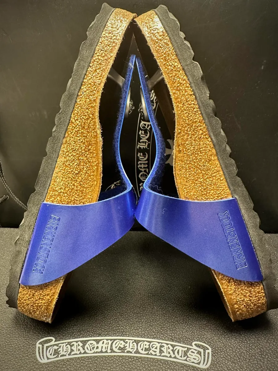 Пара синих сандалий Chrome Hearts x Birkenstock Gizeh, вид сзади