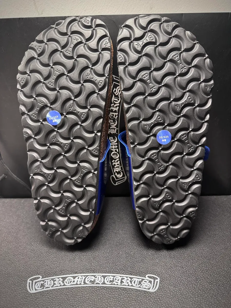 Подошва синих сандалий Chrome Hearts x Birkenstock Gizeh с протектором