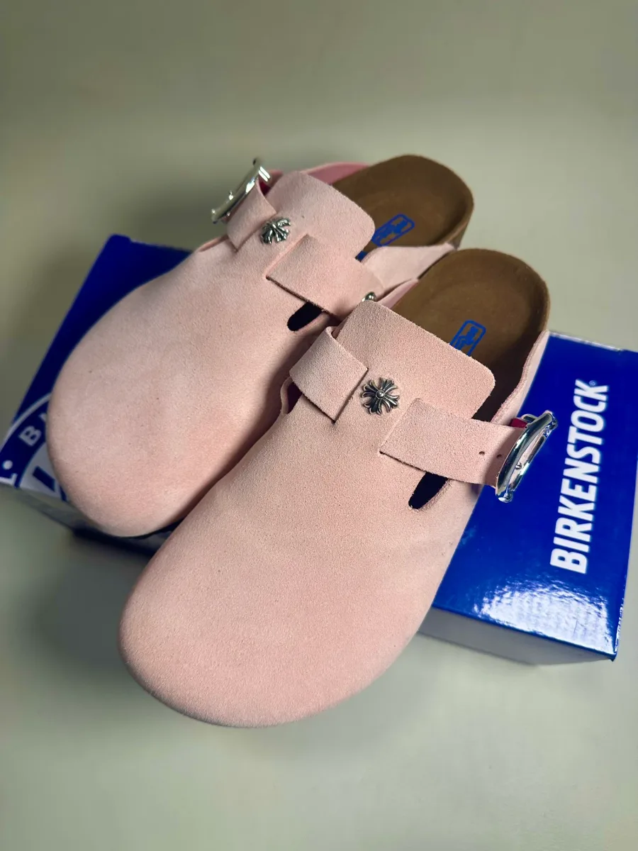 Розовые замшевые сабо Chrome Hearts x Birkenstock Boston на синей коробке