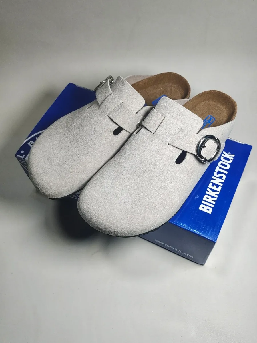 Серо-белые замшевые сабо Chrome Hearts x Birkenstock Boston на синей коробке