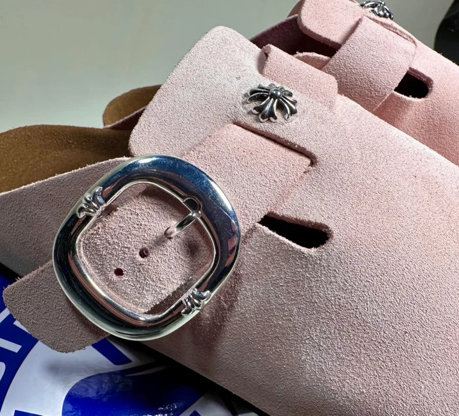 Крупный план ремешка и пряжки розовых сабо Chrome Hearts x Birkenstock Boston