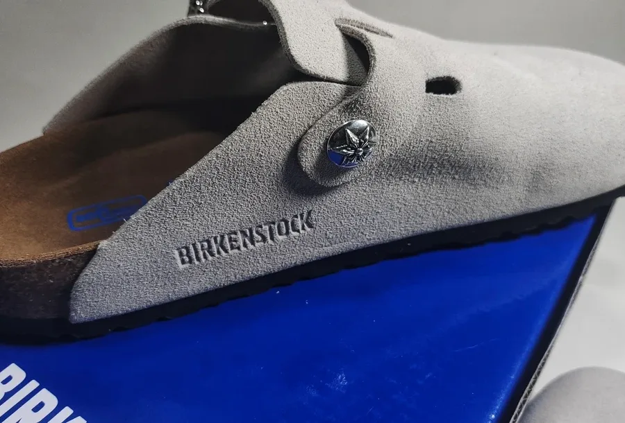 Боковой профиль серо-белых сабо Chrome Hearts x Birkenstock Boston с пробковой подошвой