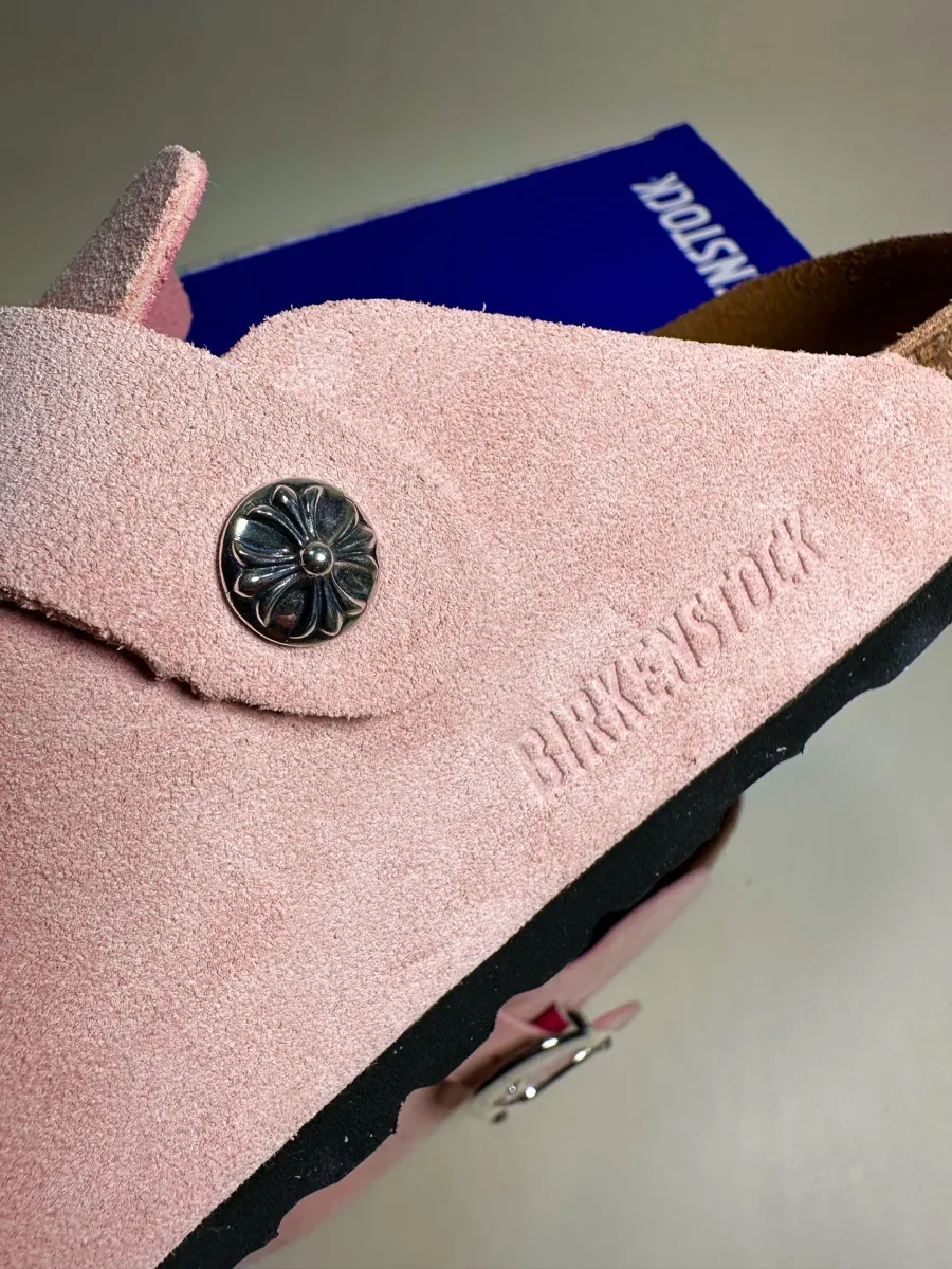 Тиснение логотипа Birkenstock и серебряная заклепка на розовой замше сабо