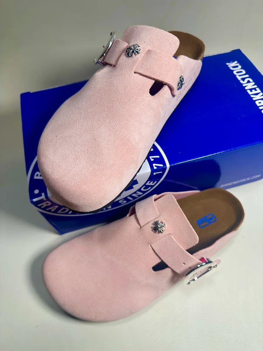 Розовые замшевые сабо Chrome Hearts x Birkenstock Boston в разных ракурсах