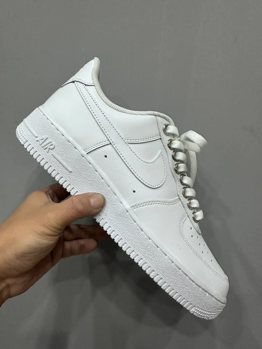 Вид сбоку на белые кроссовки Chrome Hearts x Nike Air Force 1