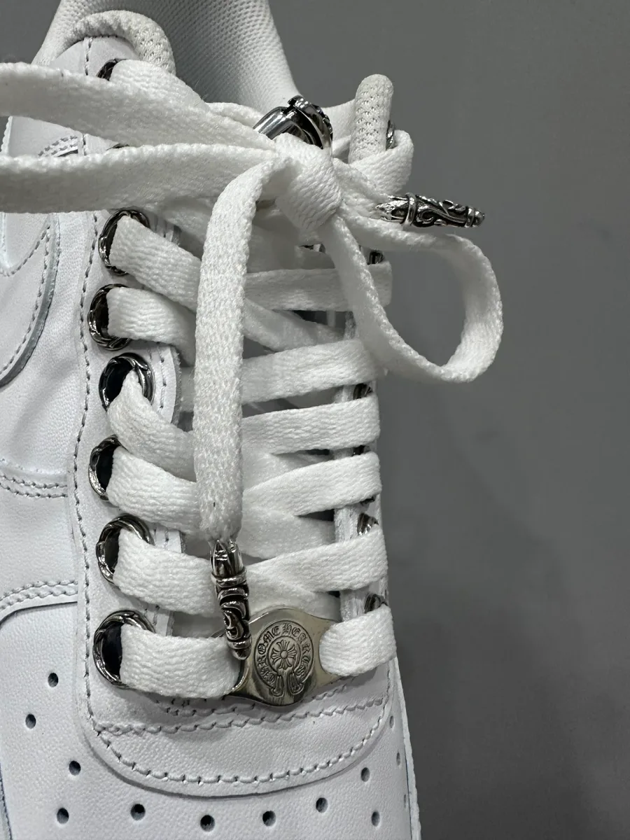 Детали шнуровки и серебряная фурнитура Chrome Hearts на кроссовках Nike Air Force 1