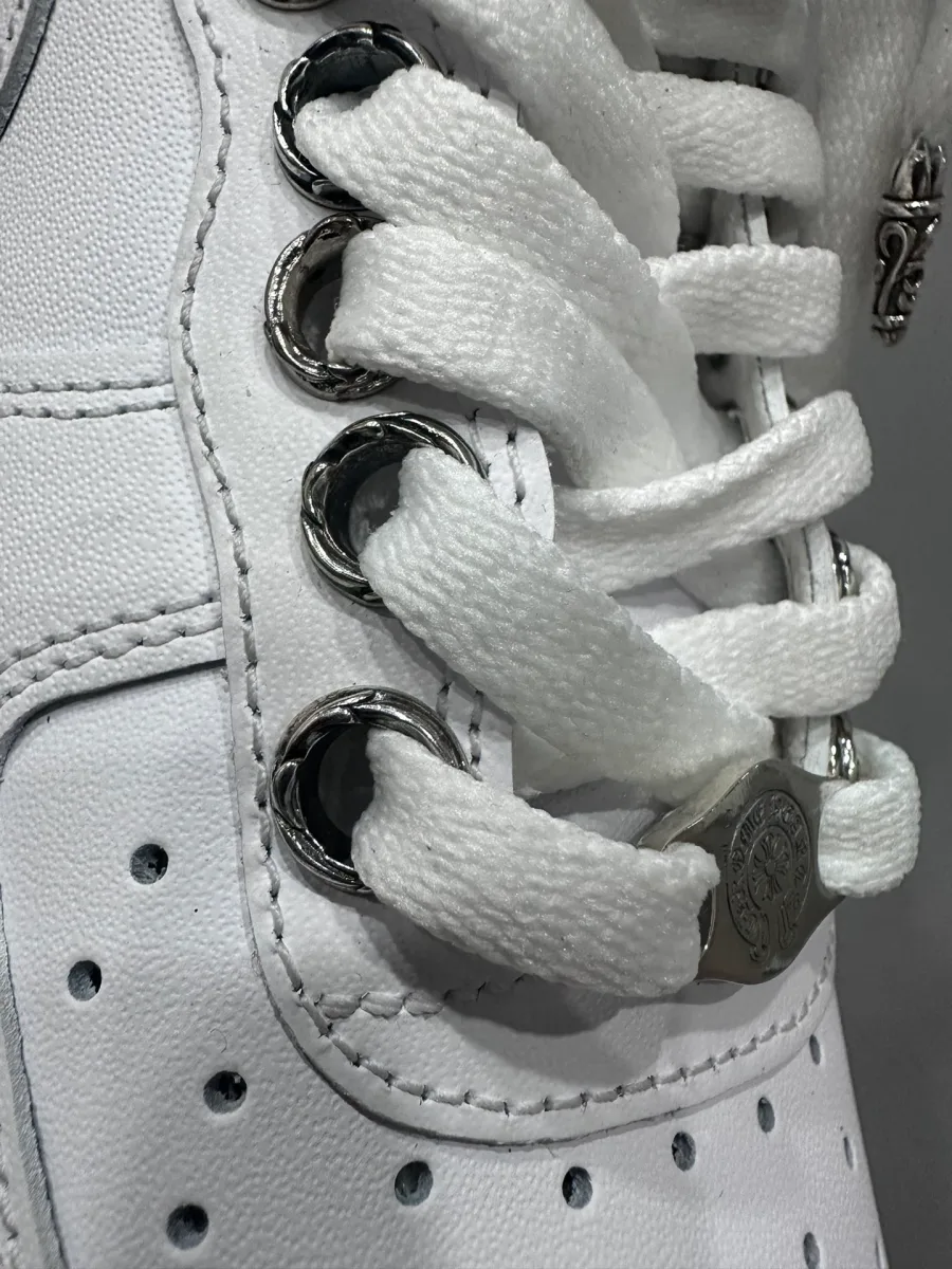 Крупный план серебряного дюбре Chrome Hearts на шнуровке кроссовок
