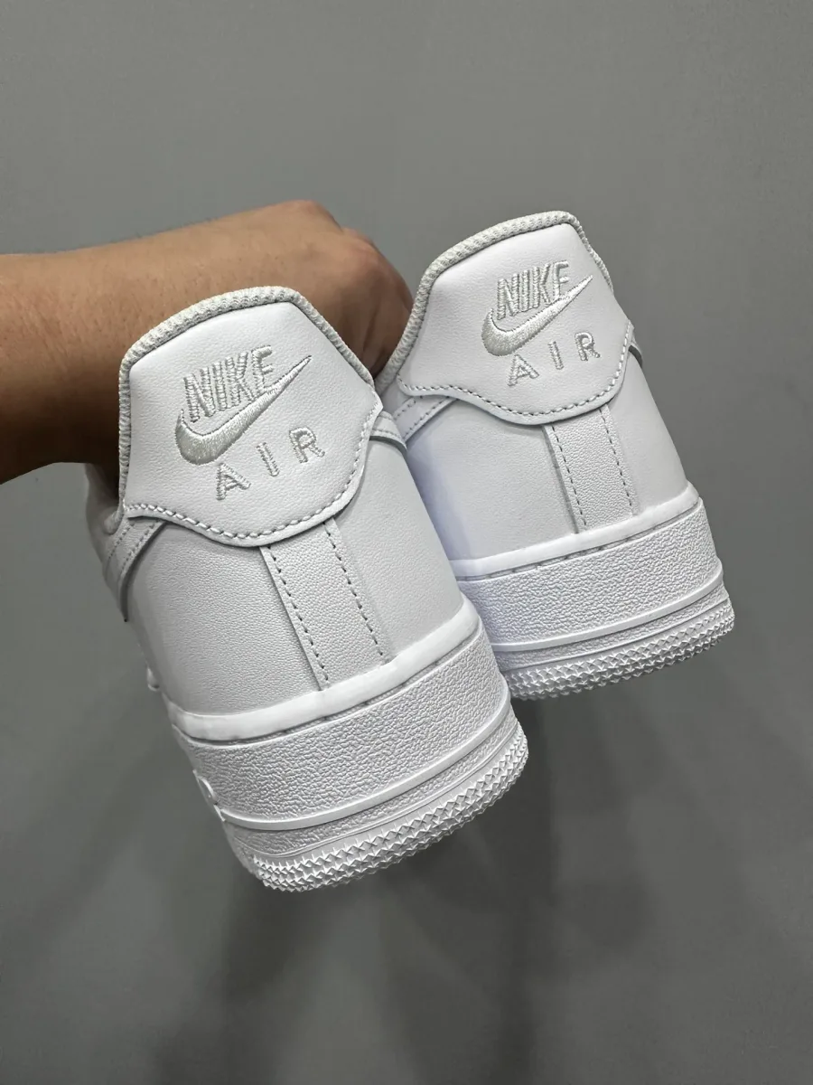 Задняя часть кроссовок Chrome Hearts x Nike Air Force 1 с логотипом Nike Air