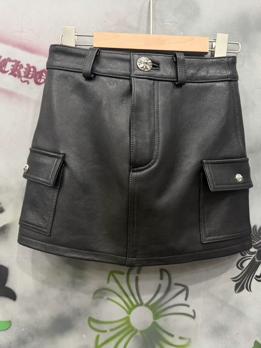 Черная кожаная мини-юбка Chrome Hearts с накладными карманами, вид спереди