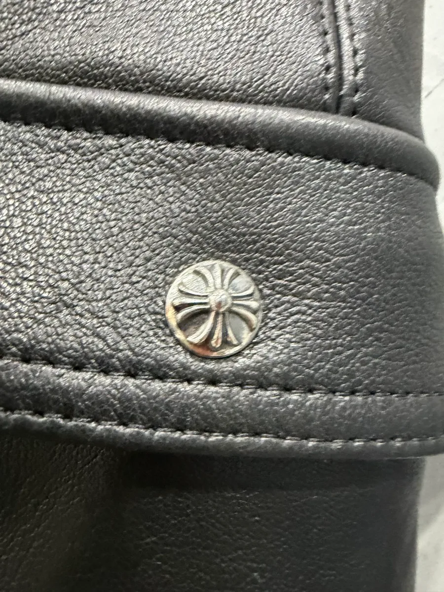 Металлическая заклепка в виде креста Chrome Hearts на кармане юбки