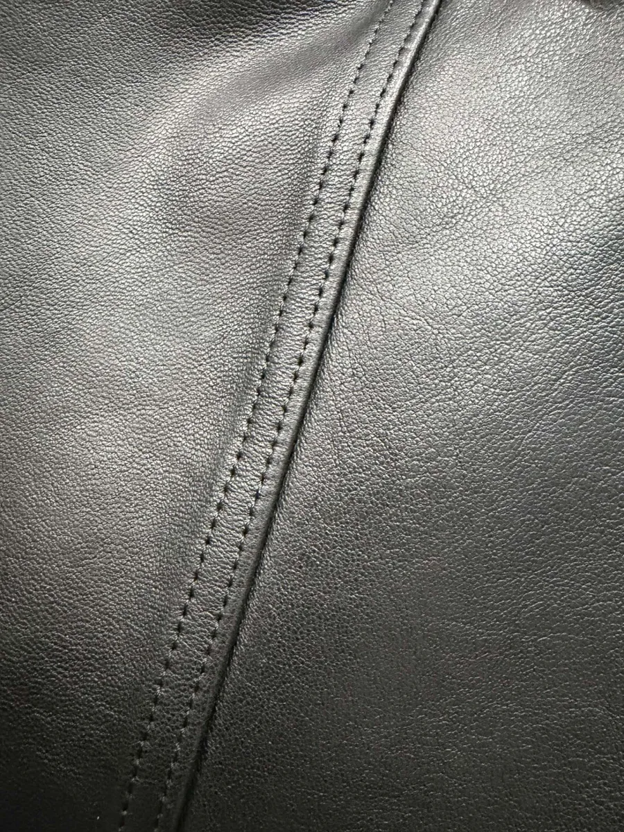 Крупный план швов и текстуры кожи юбки Chrome Hearts