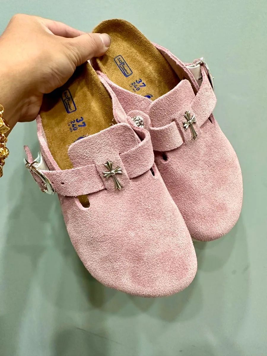 Розовые замшевые сабо Chrome Hearts x Birkenstock Boston, вид сбоку