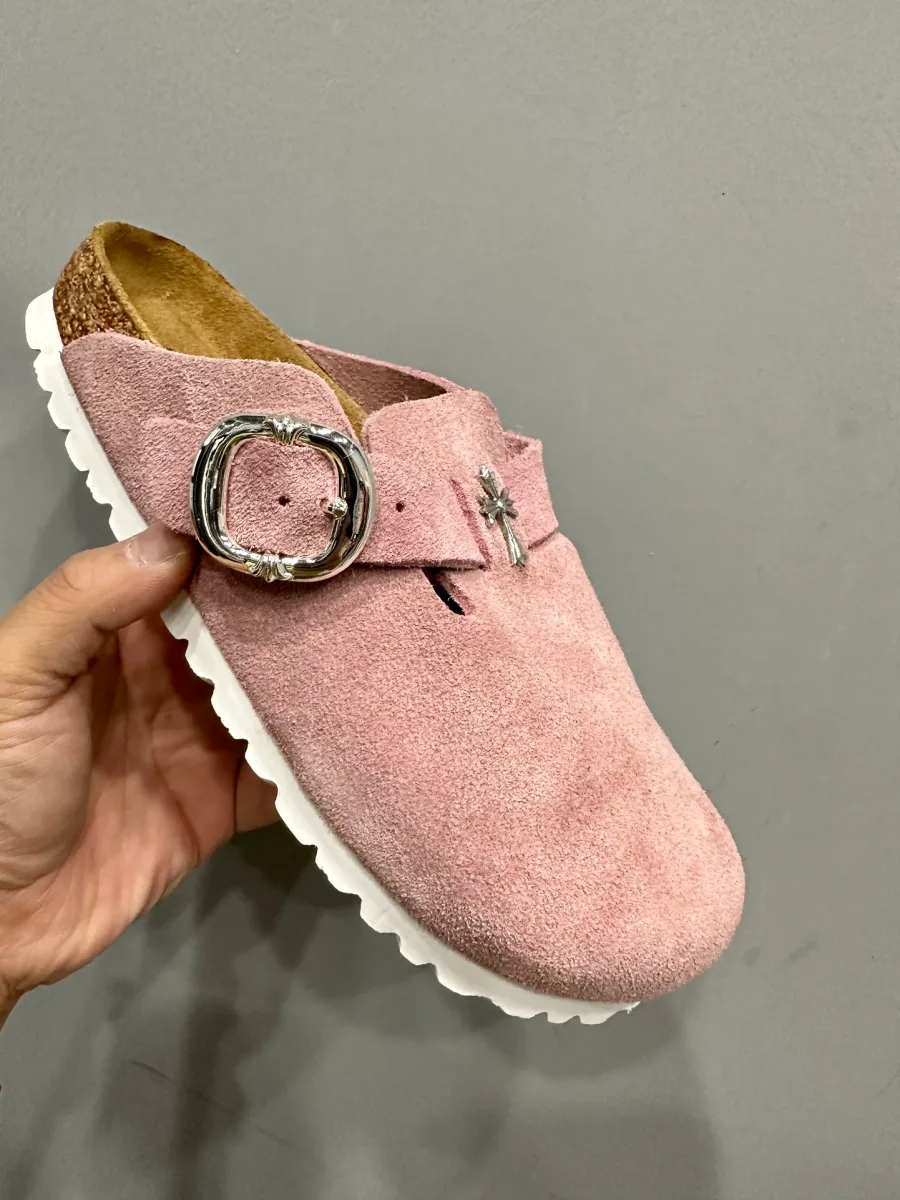 Сабо Chrome Hearts x Birkenstock Boston из розовой замши с серебряной пряжкой