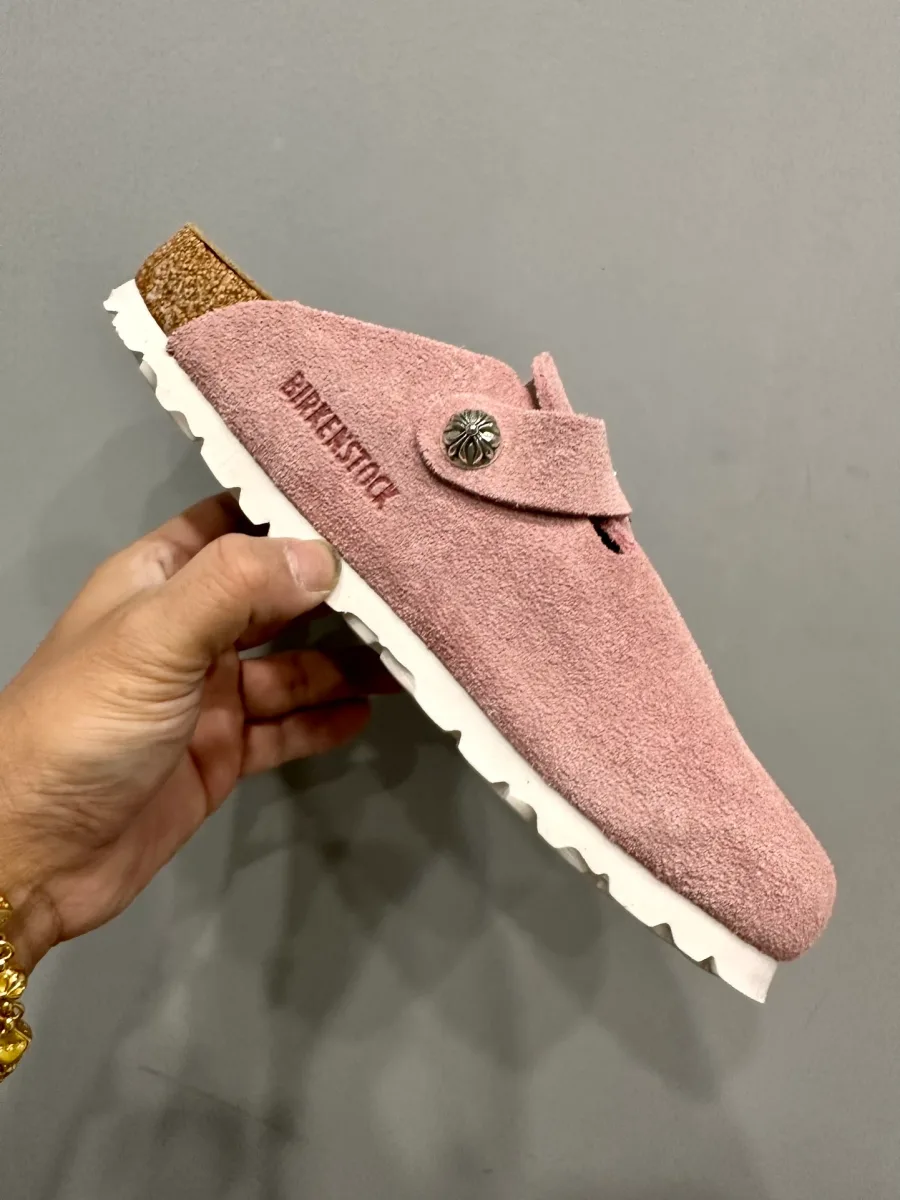 Профиль розового сабо Chrome Hearts x Birkenstock Boston