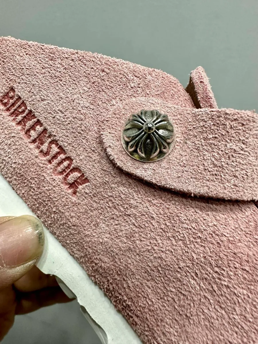 Тиснение Birkenstock на замшевом верху сабо Chrome Hearts