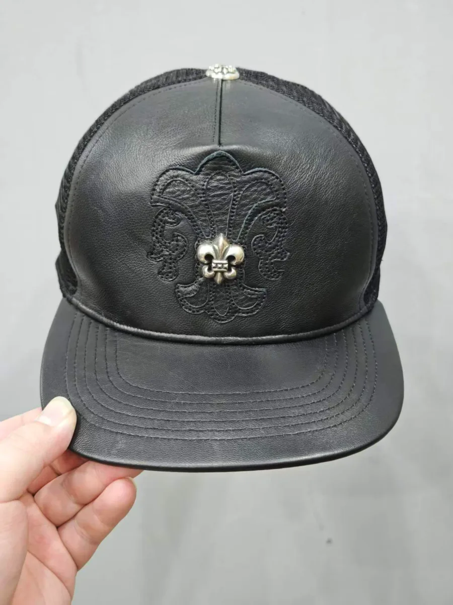 Черная кожаная кепка-тракер Chrome Hearts с геральдической лилией, вид спереди