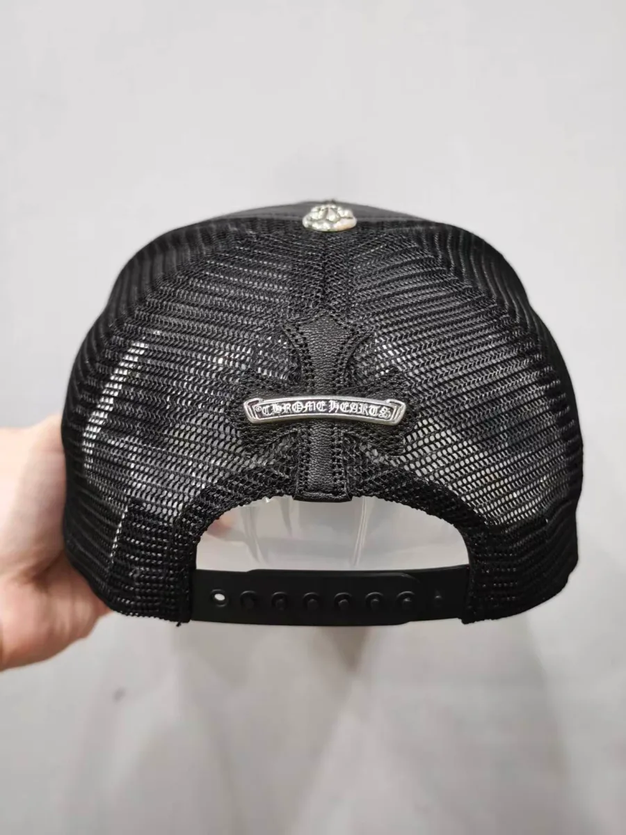 Кепка Chrome Hearts с сеткой и регулируемой застежкой, вид сзади