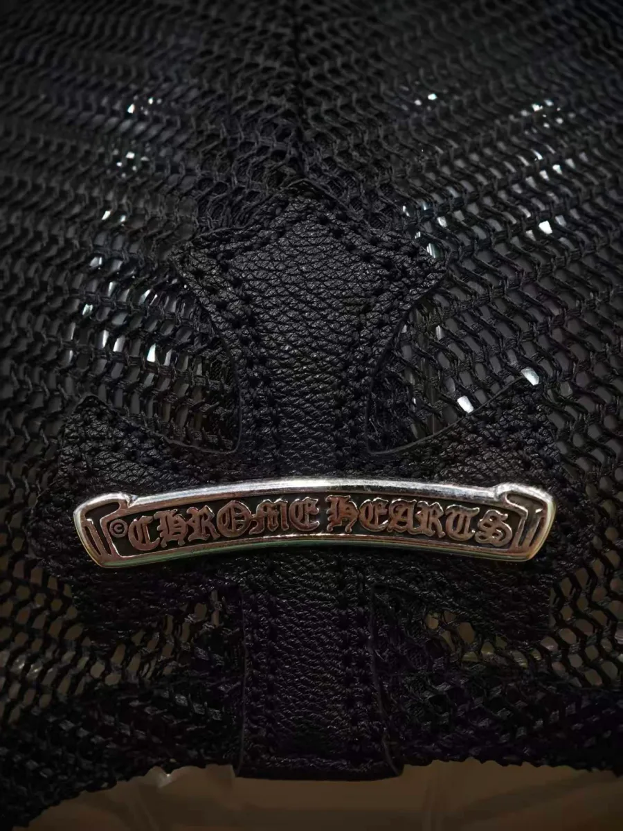 Серебряный логотип Chrome Hearts на задней части кепки