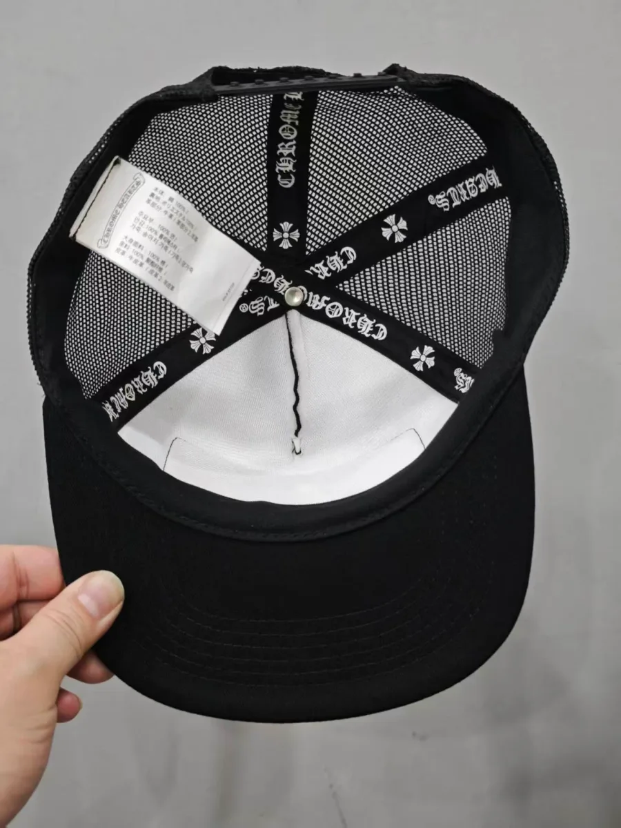 Внутренняя сторона кепки Chrome Hearts с фирменными лентами и биркой