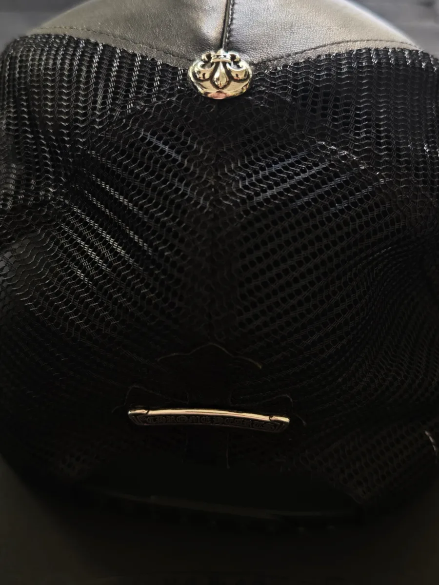 Деталь верха кепки Chrome Hearts с металлической пуговицей