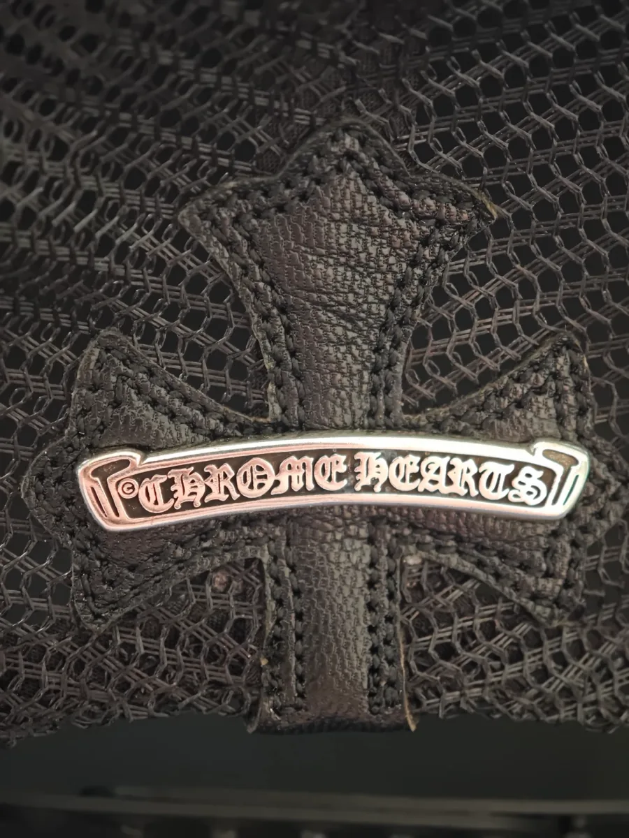 Кожаный крест и серебряная пластина с логотипом Chrome Hearts сзади