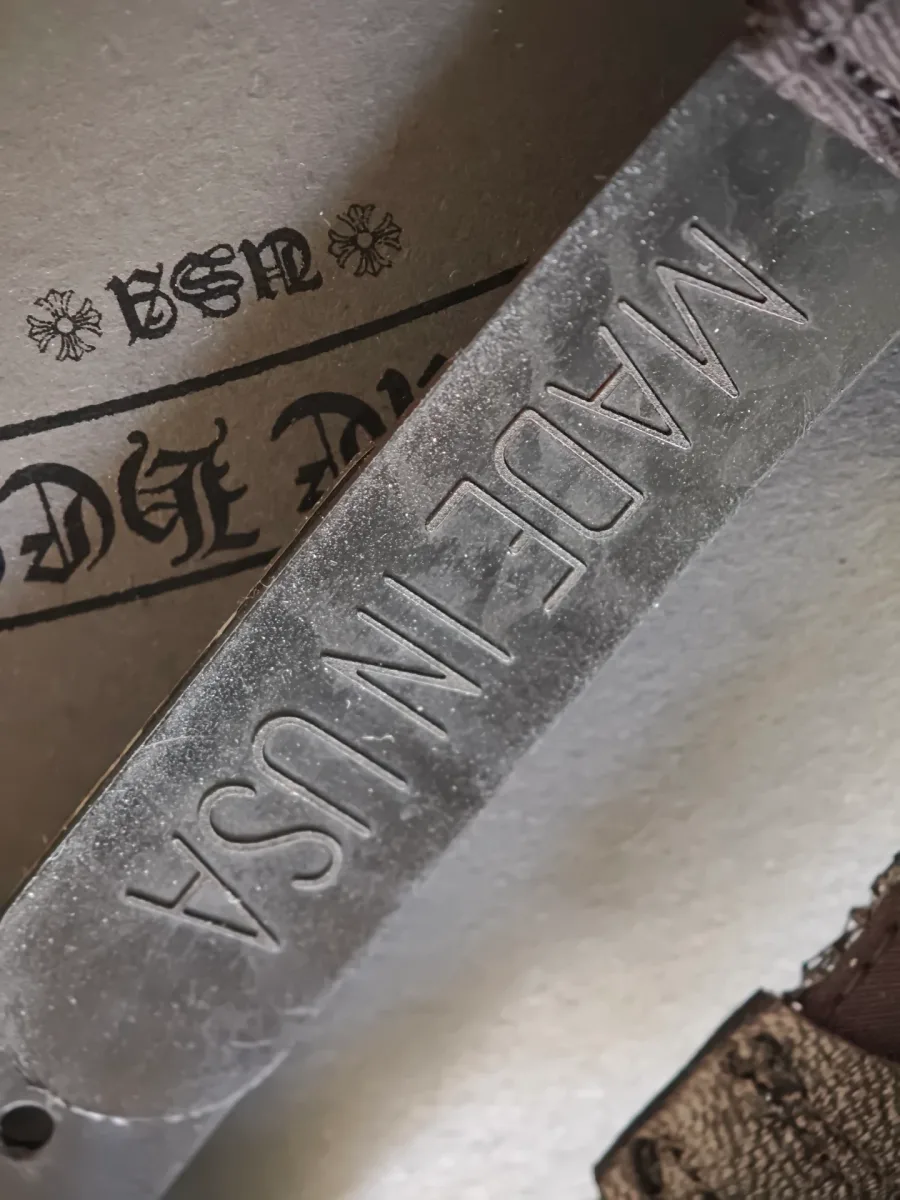 Тиснение Made in USA на кожаной детали кепки Chrome Hearts