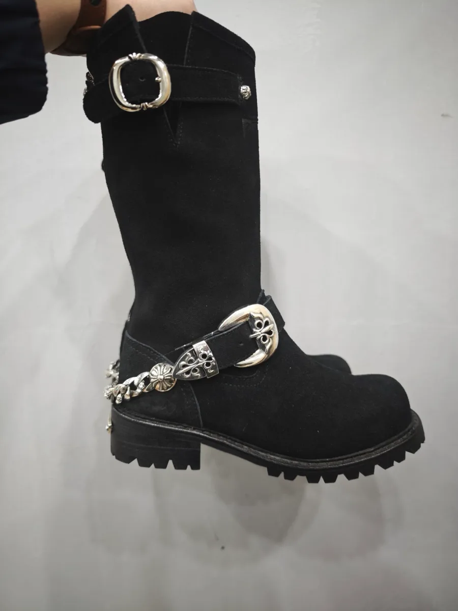 Черные замшевые сапоги Chrome Hearts x Wesco, вид сбоку с серебряной пряжкой