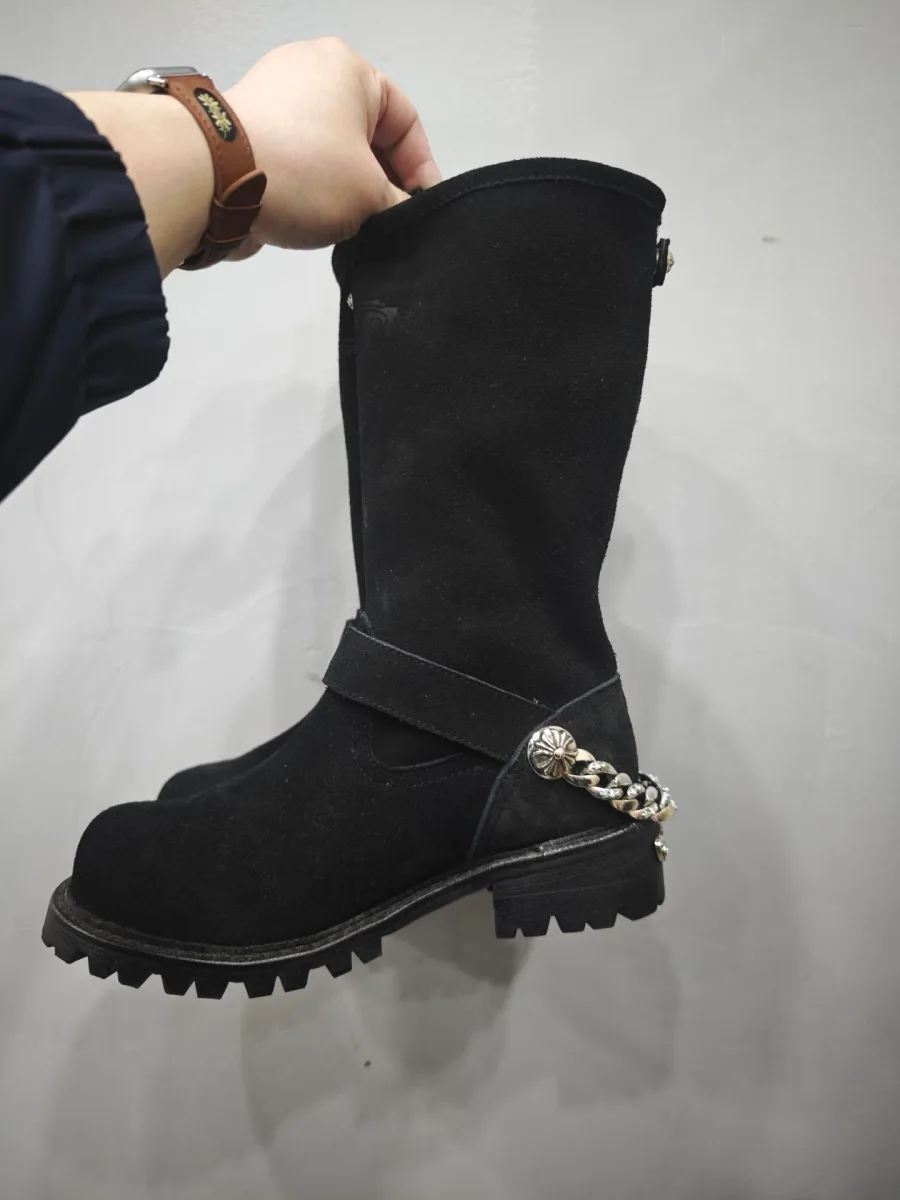 Черные замшевые сапоги Chrome Hearts x Wesco, вид сбоку с цепью на пятке