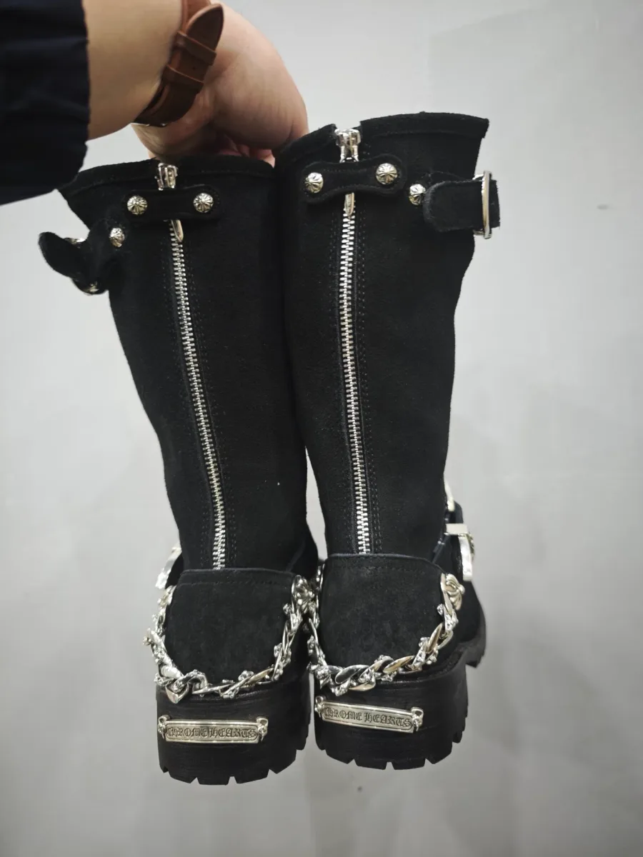 Черные замшевые сапоги Chrome Hearts x Wesco, вид сзади с молнией