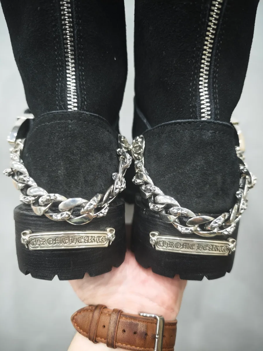 Деталь пятки сапог Chrome Hearts x Wesco с серебряными пластинами бренда