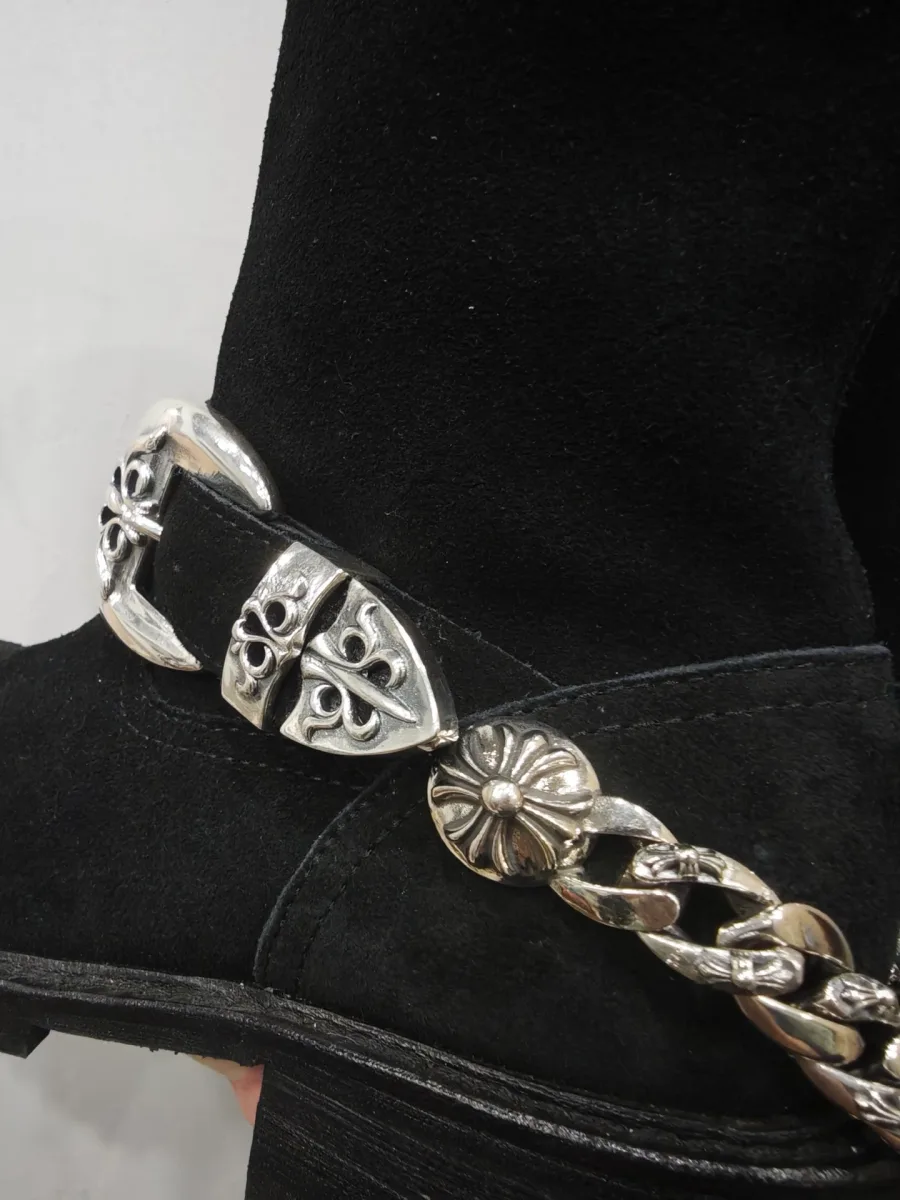 Деталь серебряной пряжки и цепи на сапогах Chrome Hearts x Wesco