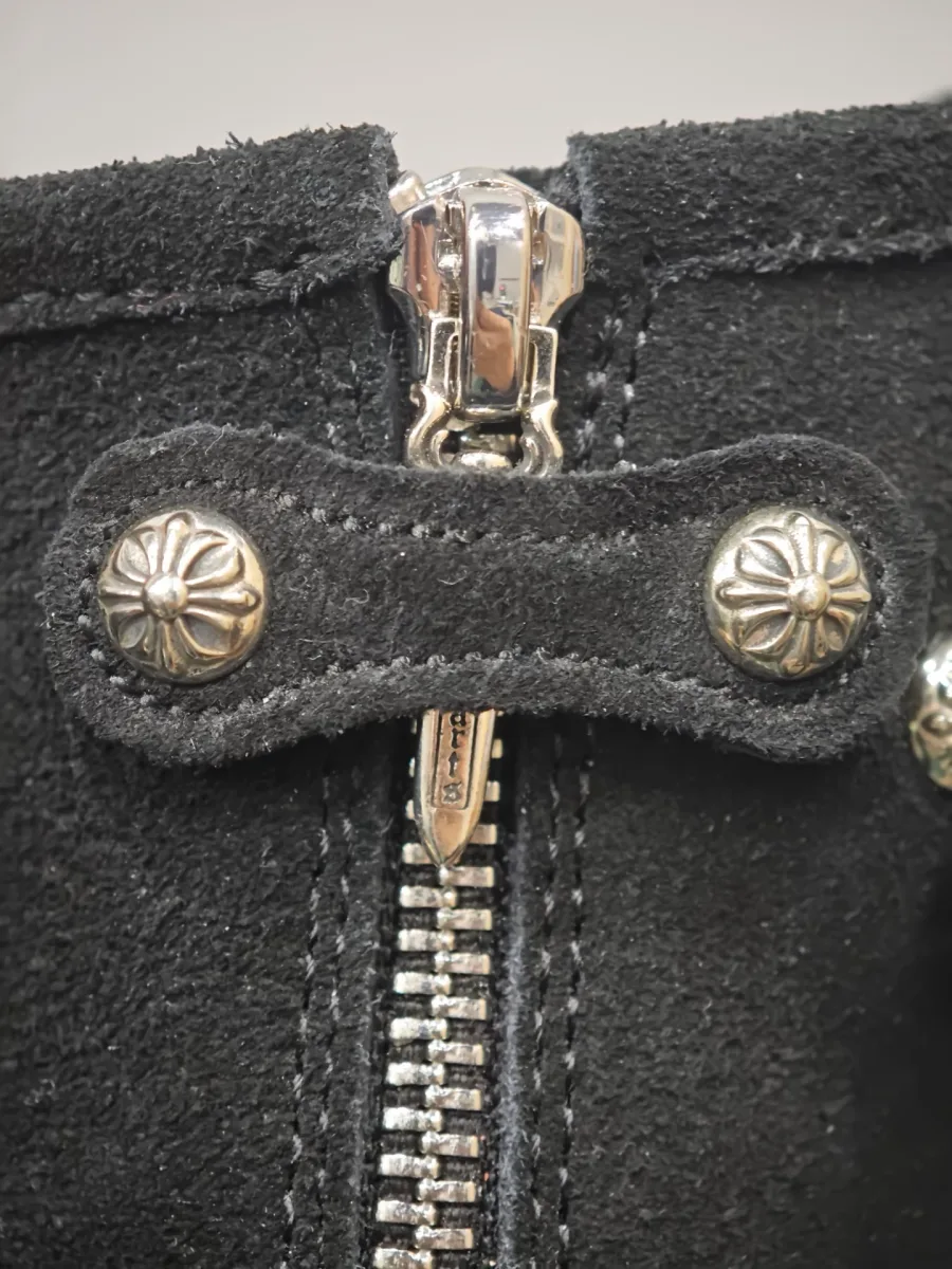 Крупный план молнии и кнопок на голенище сапог Chrome Hearts x Wesco