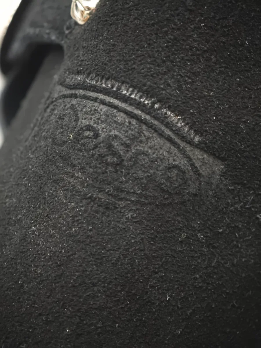 Тисненый логотип Wesco на черной замше сапог