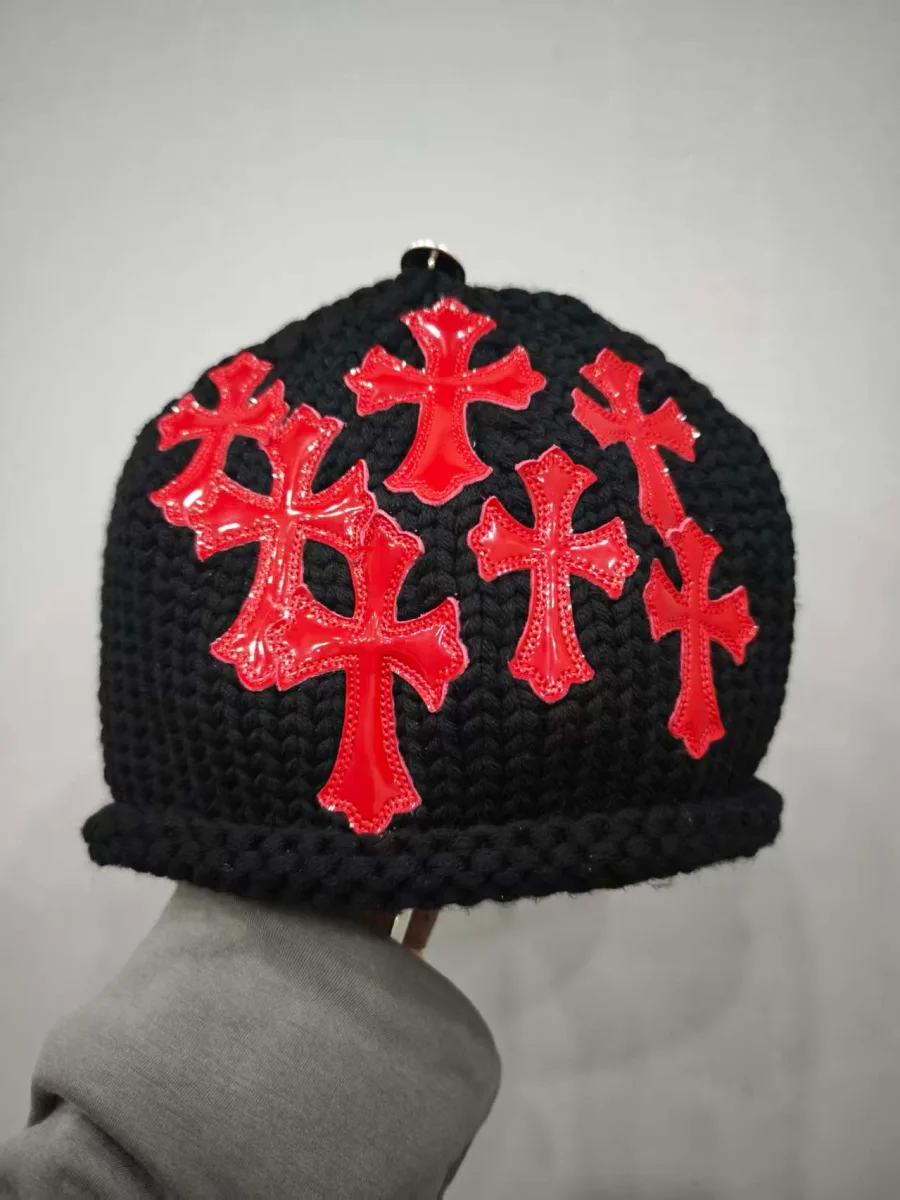 Черная вязаная шапка Chrome Hearts с красными кожаными крестами
