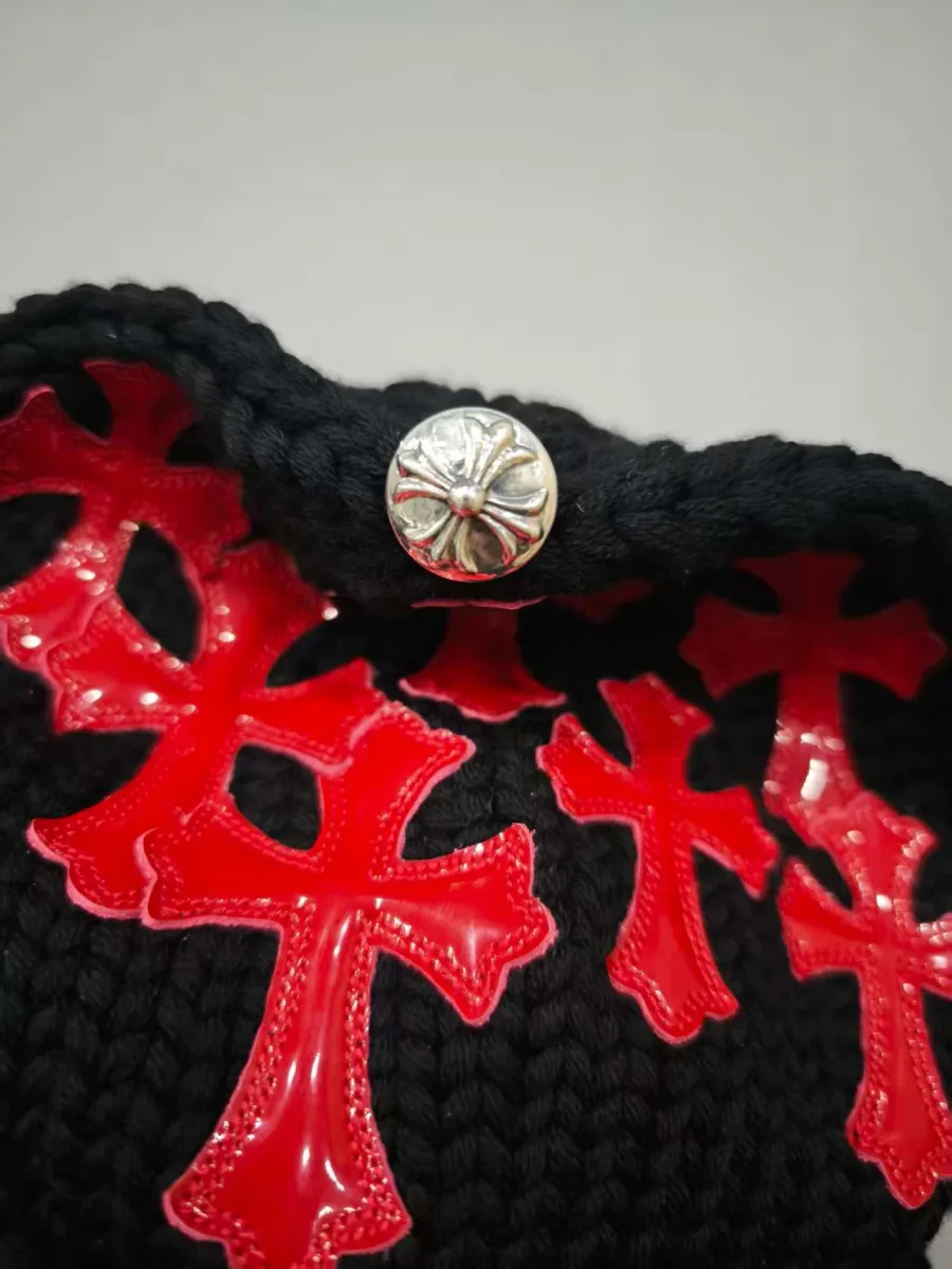Серебряная пуговица с крестом на макушке шапки Chrome Hearts
