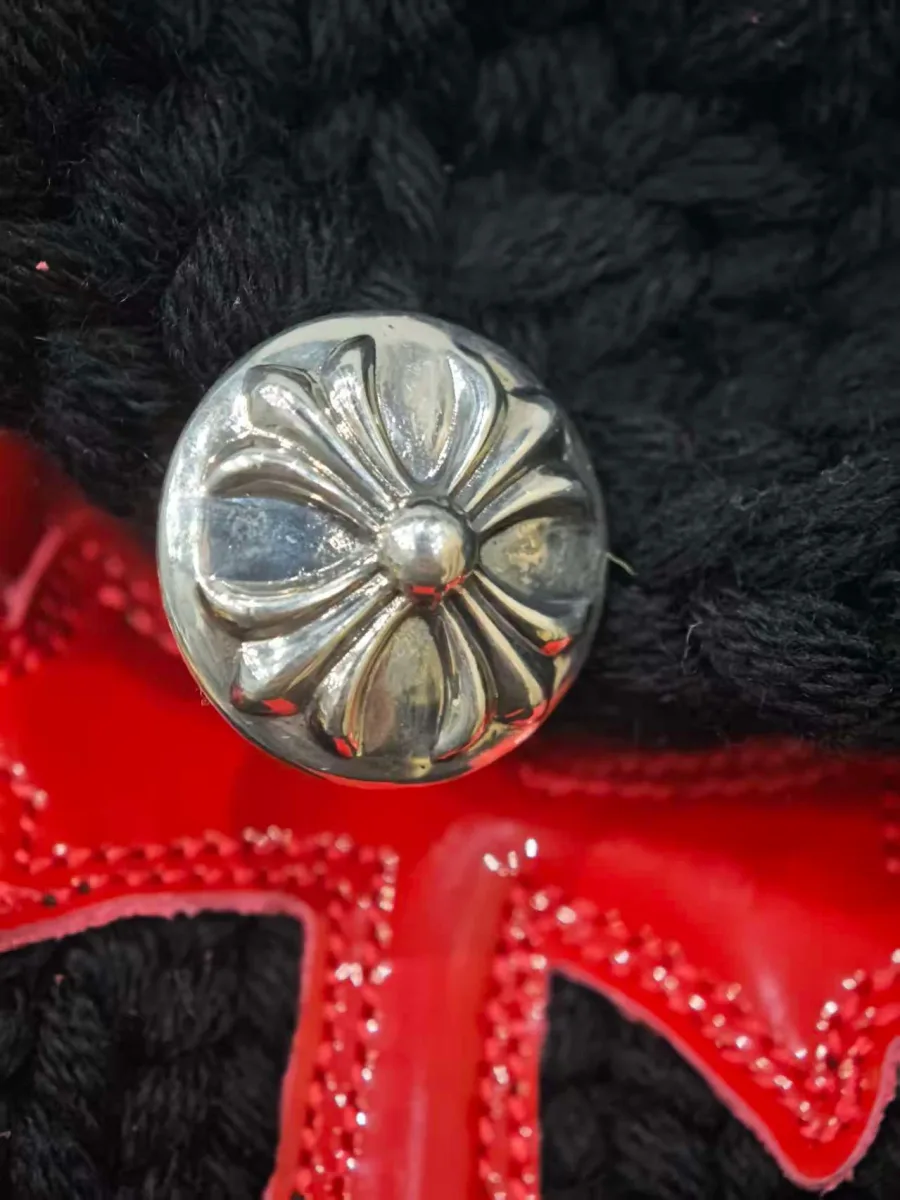 Декоративная серебряная заклепка Chrome Hearts крупным планом
