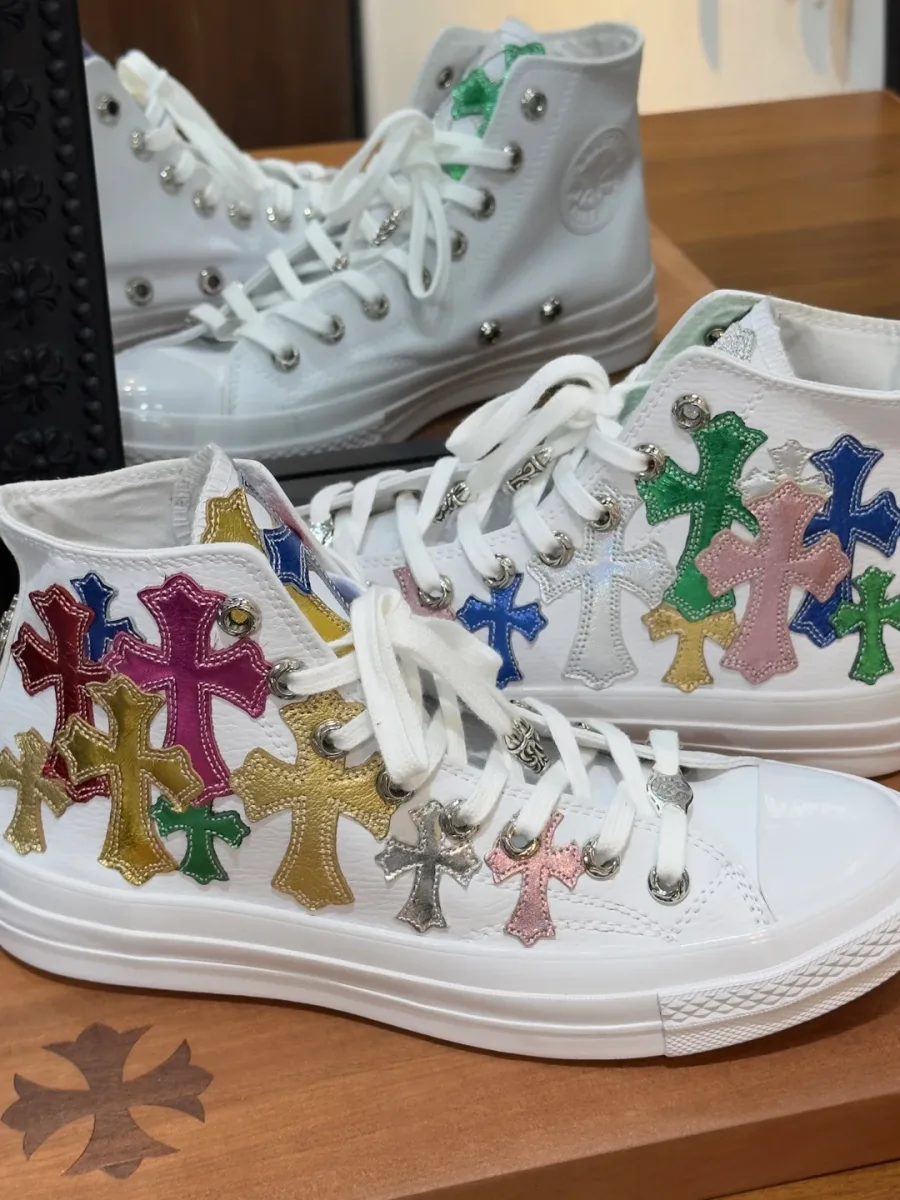 Высокие белые кеды Chrome Hearts x Converse 1970s с разноцветными нашивками-крестами