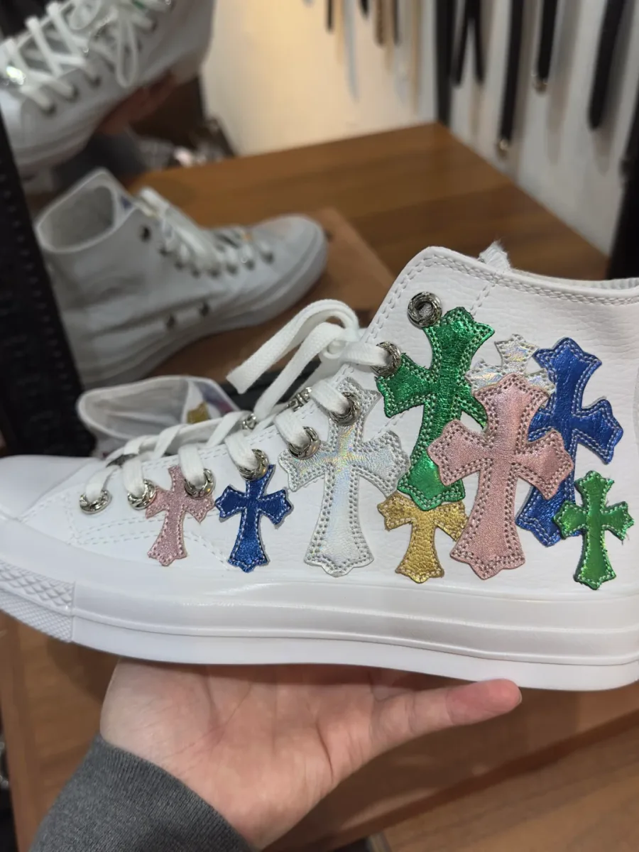 Кеды Chrome Hearts x Converse 1970s сбоку на руке