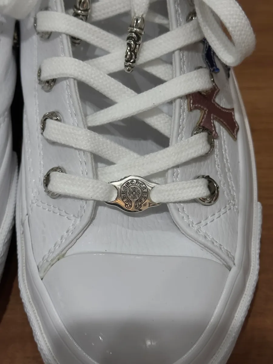 Детали серебряной фурнитуры на шнуровке кед Chrome Hearts x Converse 1970s
