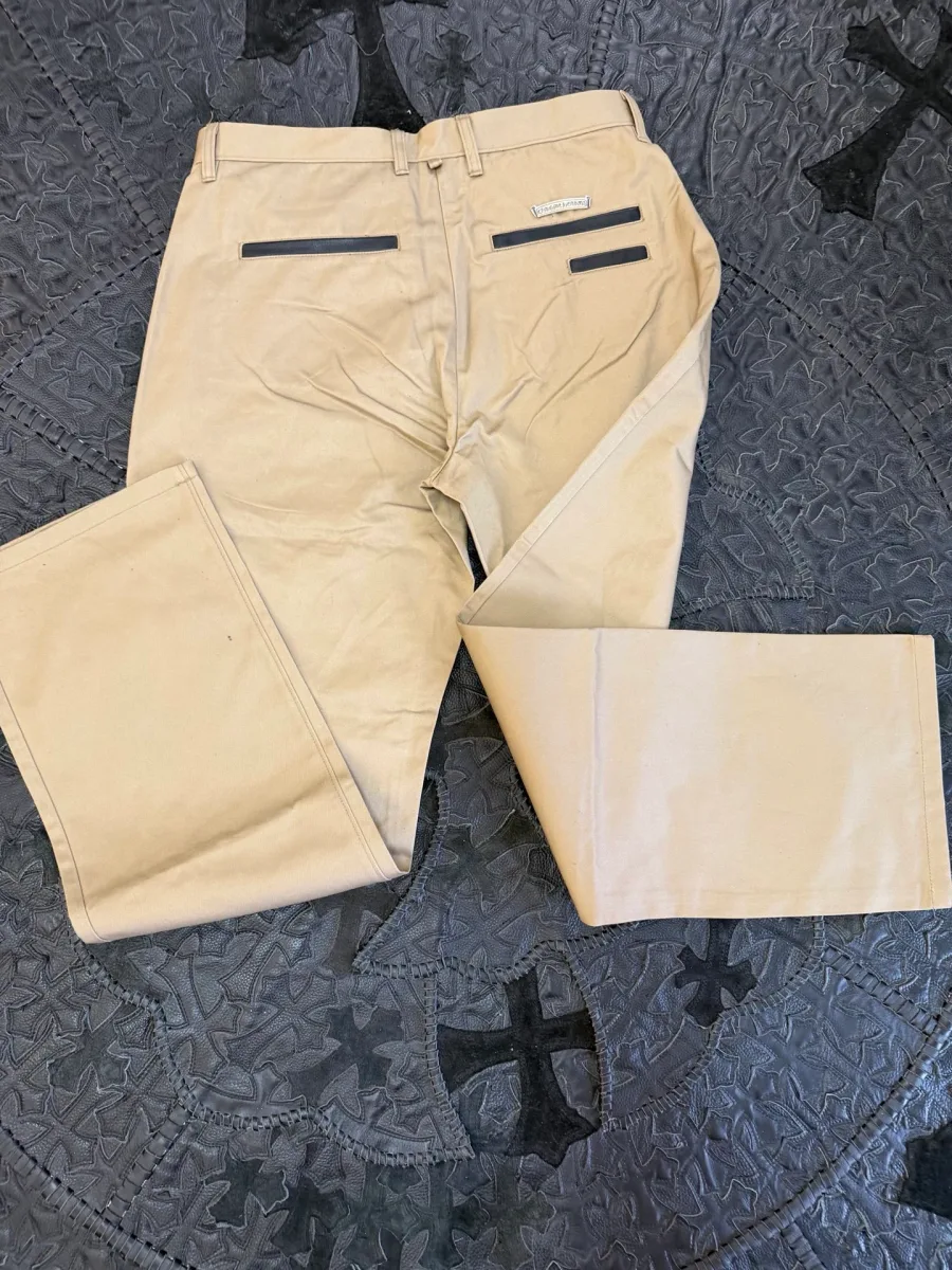 Задняя часть брюк Chrome Hearts в сложенном виде
