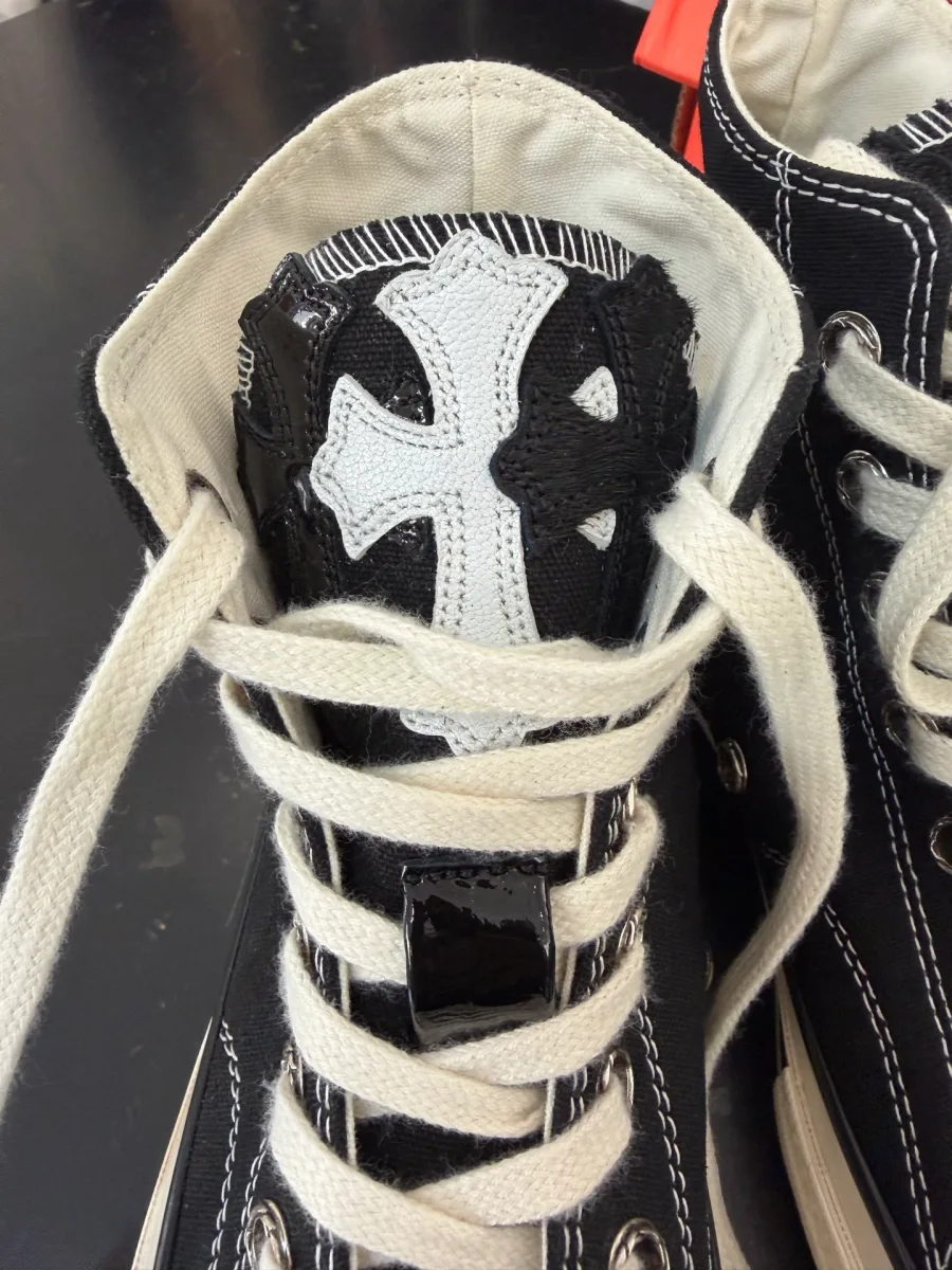 Деталь язычка кед Chrome Hearts x Converse Chuck 70 с кожаным крестом