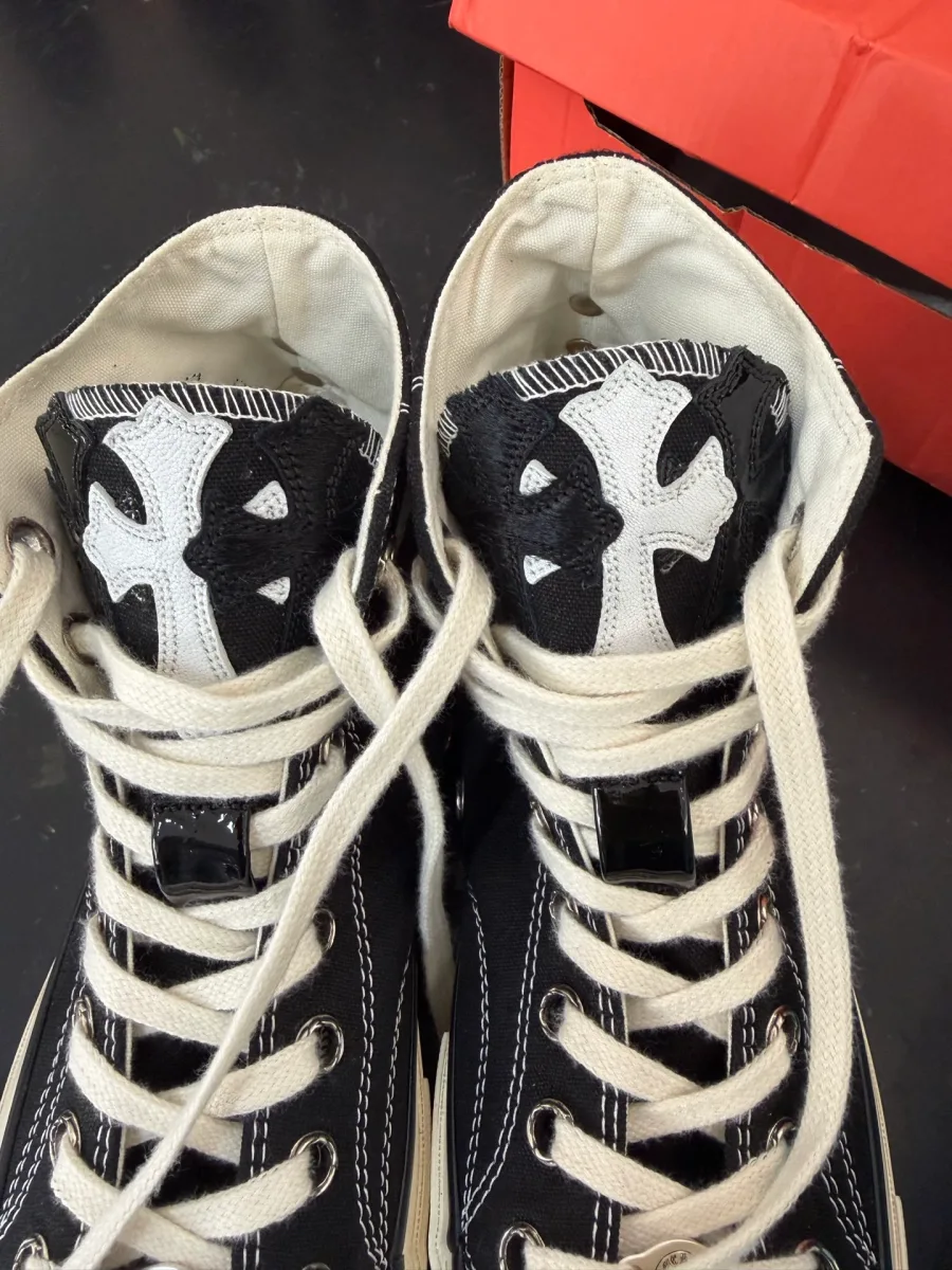 Вид спереди на шнуровку кед Chrome Hearts x Converse Chuck 70